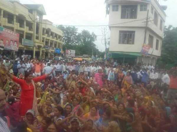 शिक्षामित्रों को नहीं पचा SC का फैसला, यूपी में विरोध, PICS