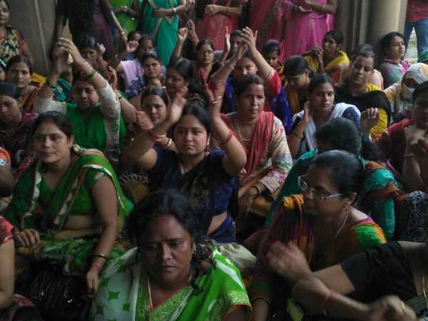 शिक्षामित्रों को नहीं पचा SC का फैसला, यूपी में विरोध, PICS