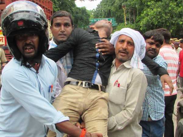 शिक्षामित्रों को नहीं पचा SC का फैसला, यूपी में विरोध, PICS