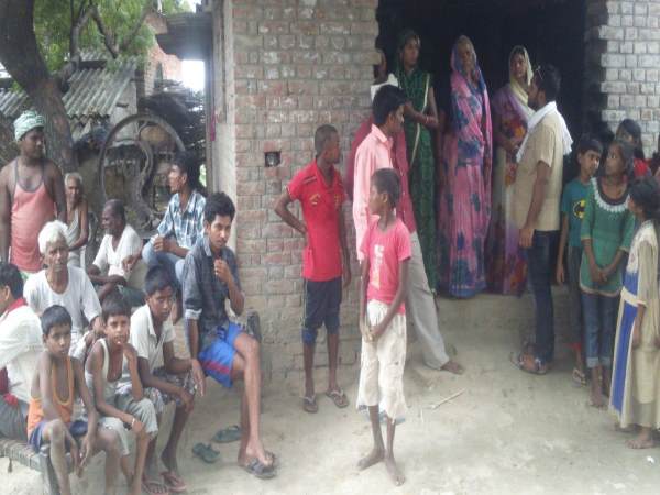 PICs: बीन बजाते ही एक घर से निकले 45 सांप...और फिर उनका एक नागराज PICs: बीन बजाते ही एक घर से निकले 45 सांप...और फिर उनका एक नागराज