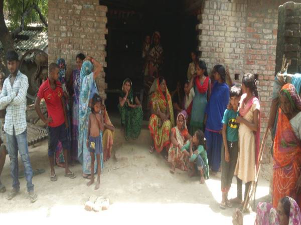 PICs: बीन बजाते ही एक घर से निकले 45 सांप...और फिर उनका एक नागराज PICs: बीन बजाते ही एक घर से निकले 45 सांप...और फिर उनका एक नागराज