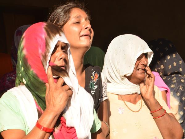 PICs: शहीद बेटे को दी गई श्रद्धांजलि, सबकी आंखे हुईं नम