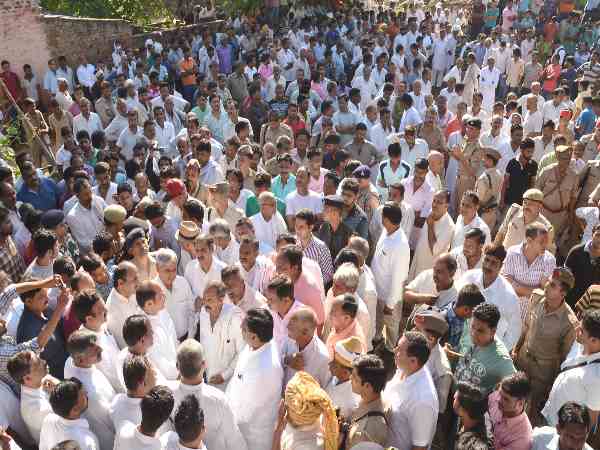 PICs: शहीद बेटे को दी गई श्रद्धांजलि, सबकी आंखे हुईं नम