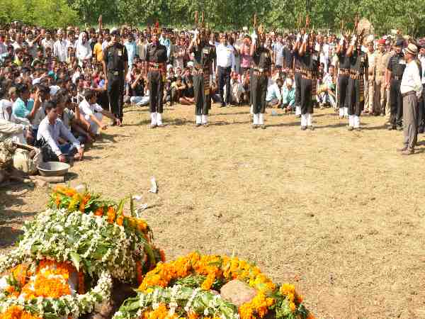 PICs: शहीद बेटे को दी गई श्रद्धांजलि, सबकी आंखे हुईं नम