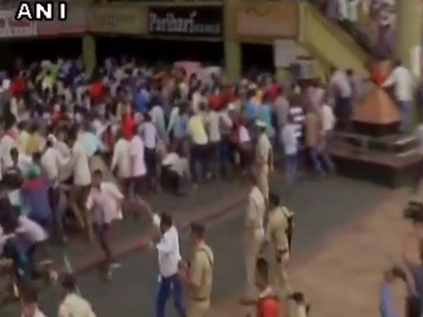 GST का विरोध पड़ा कपड़ा व्यापारियों पर भारी, गुजरात में पुलिस ने पीटा GST का विरोध पड़ा कपड़ा व्यापारियों पर भारी, गुजरात में पुलिस ने पीटा