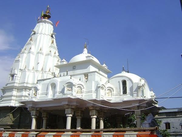 मंदिरों में पुराने नोट चढ़ाकर भगवान को भी धोखा दे रहे हैं भक्त!