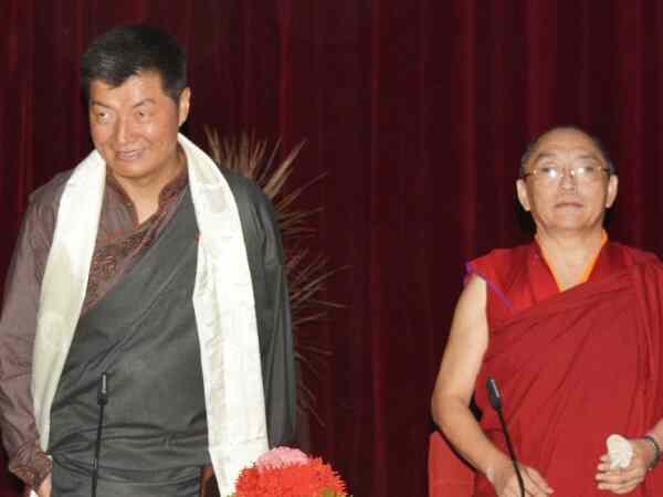 चीन से परेशान तिब्बती छात्र ने 'PM' के आने पर खुद को लगाई आग