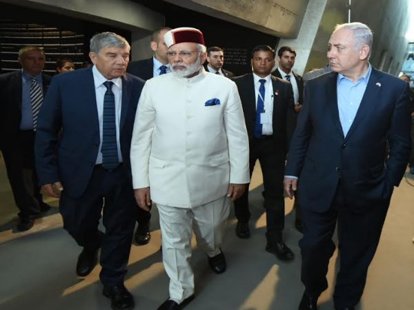 PICS: इजरायल में हिमाचली टोपी को मोदी ने बनाया सर का ताज