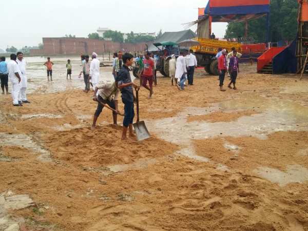 वाराणसी में सीएम योगी के दौरे पर बारिश का साया,बालू का सहारा