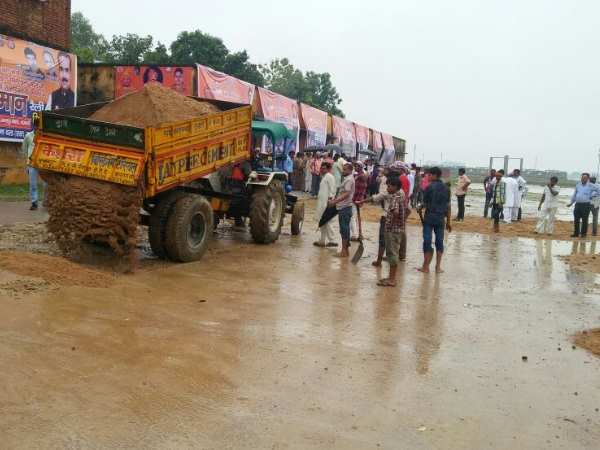 वाराणसी में सीएम योगी के दौरे पर बारिश का साया,बालू का सहारा