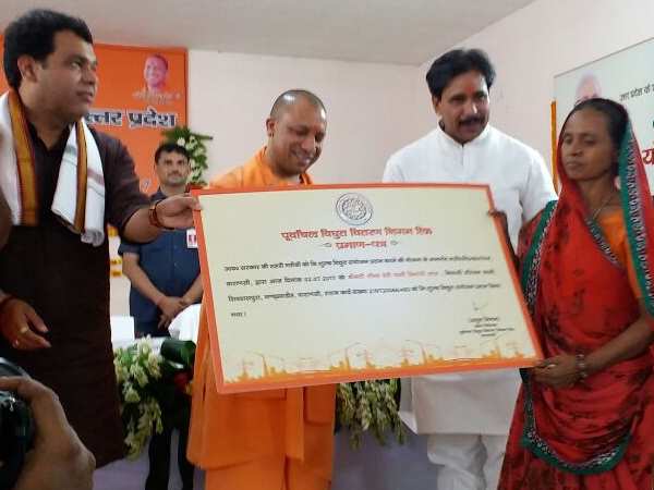 वाराणसी में सीएम योगी, आदर्श गांंव में बने मंच पर गिरी बिजली