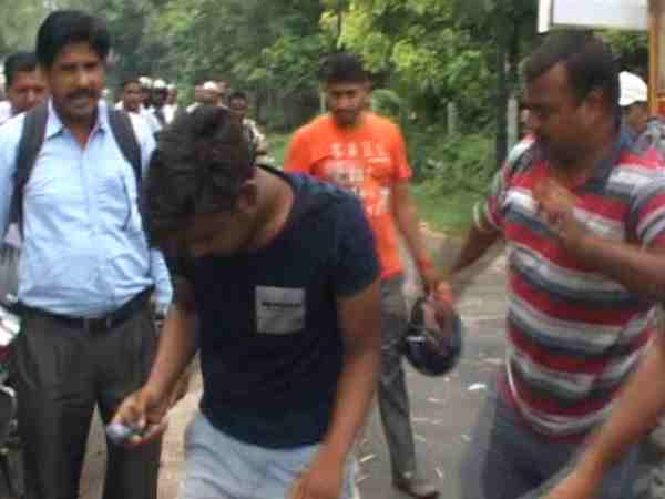 खुलेआम सड़क पर बजरंग दल की गुंडागर्दी खुलेआम सड़क पर बजरंग दल की गुंडागर्दी