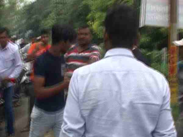 लव जिहाद के आरोप में युवक की पिटाई लव जिहाद के आरोप में युवक की पिटाई