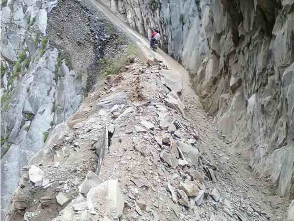 गाड़ी के ऊपर गिरा पत्थर