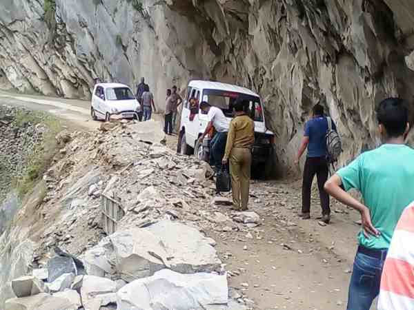 पहाड़ से गिरा मलबा