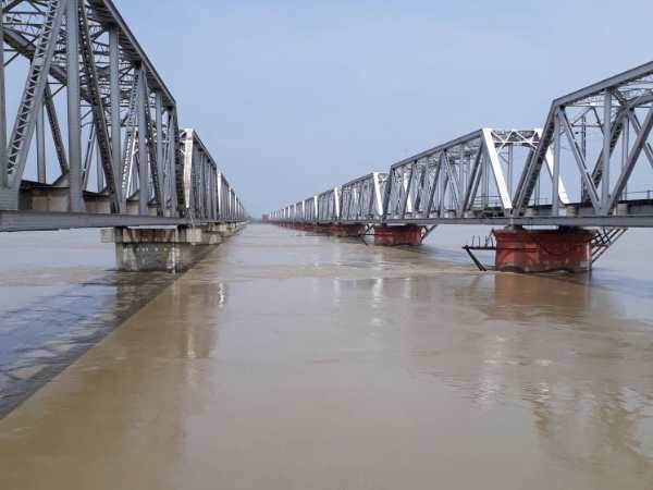 बाढ़ के पानी में समा गए मकान बाढ़ के पानी में समा गए मकान