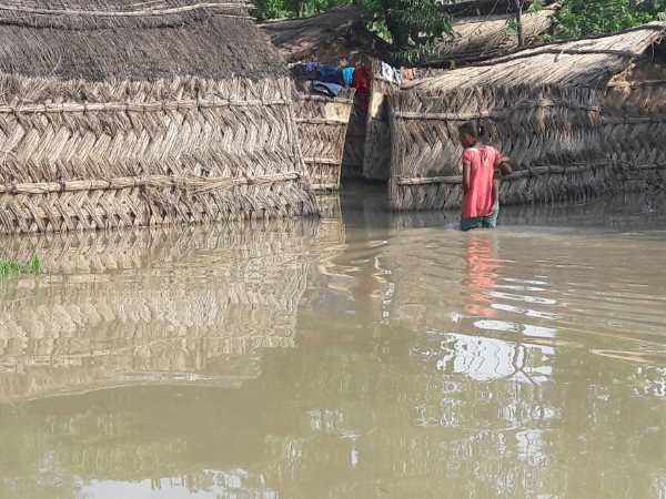 बाढ़ के पानी से ये गांव घिरे बाढ़ के पानी से ये गांव घिरे