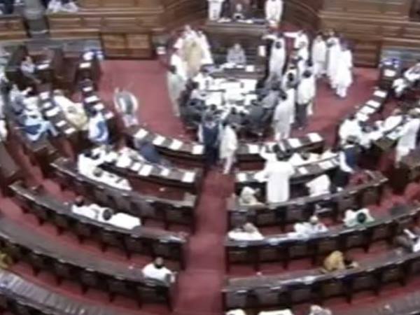 तब भी 2 सीट दूर