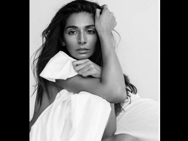 टॉपलेस होकर बॉडी पर लगाया पेंट 