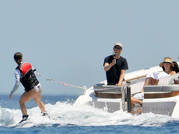 रेड बिकिनी में थीं लॉरेन