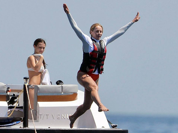 स्‍विमिंग कॉस्‍ट्यूम में आईं नजर