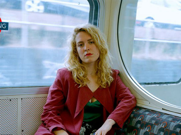 एक अंजान शख्स ने डाल दिया था स्कर्ट में हाथ एक अंजान शख्स ने डाल दिया था स्कर्ट में हाथ