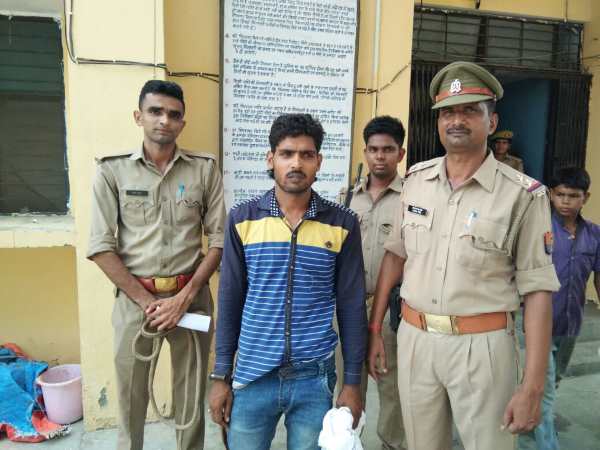 मुजरिम के पीछा दरोगा तालाब में कूदे