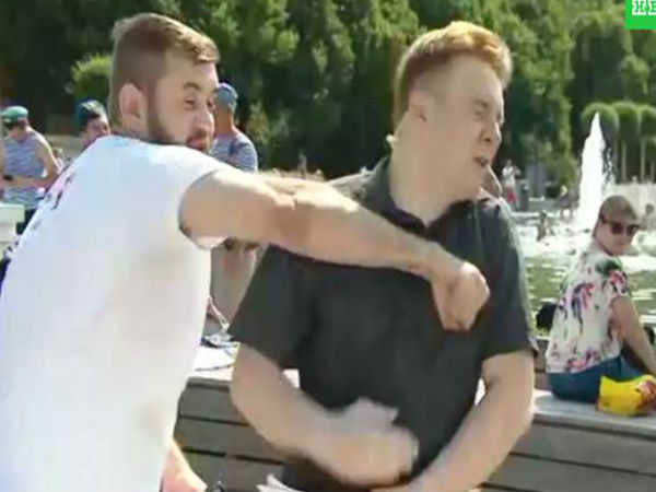 लाइव शो में रिपोर्टर पर हमला लाइव शो में रिपोर्टर पर हमला