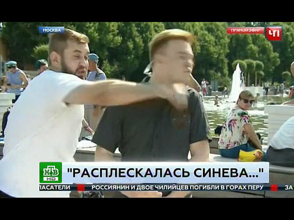 रिपोर्टर को मारा जोरदार पंच रिपोर्टर को मारा जोरदार पंच