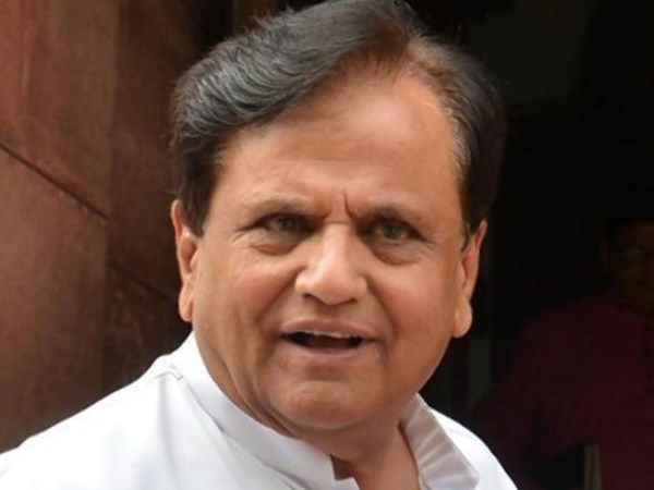 चुनाव से पहले अहमद पटेल को लगा झटका