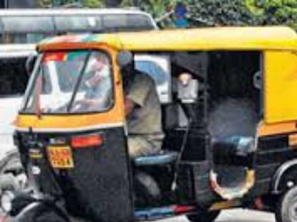 ऑटो ड्राइवर ने दिखाई ईमानदारी ऑटो ड्राइवर ने दिखाई ईमानदारी