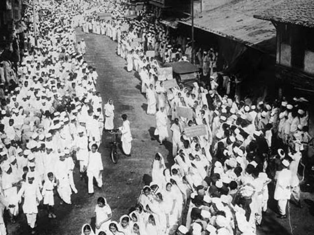 गांधी जी को अहमदनगर किले में नजरबंद कर दिया