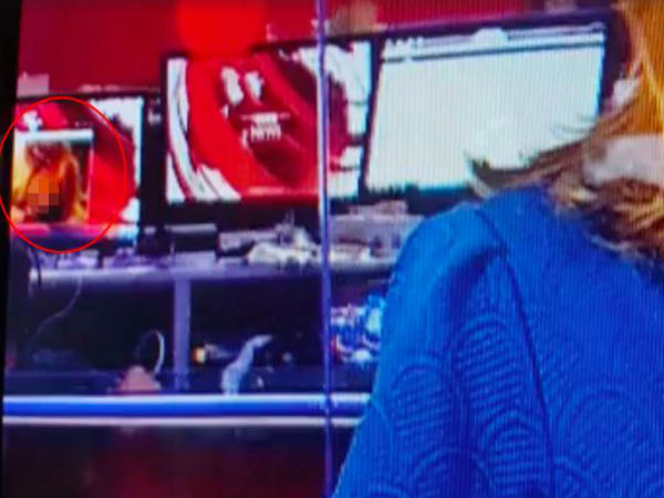 एंकर के पीछे चल रहा था अश्लील वीडियो एंकर के पीछे चल रहा था अश्लील वीडियो