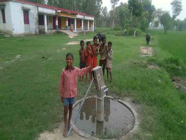 दर्जनों बच्चे बीमार दर्जनों बच्चे बीमार