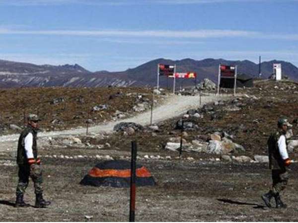 हेलीकॉप्टर से गिराया गया राशन हेलीकॉप्टर से गिराया गया राशन