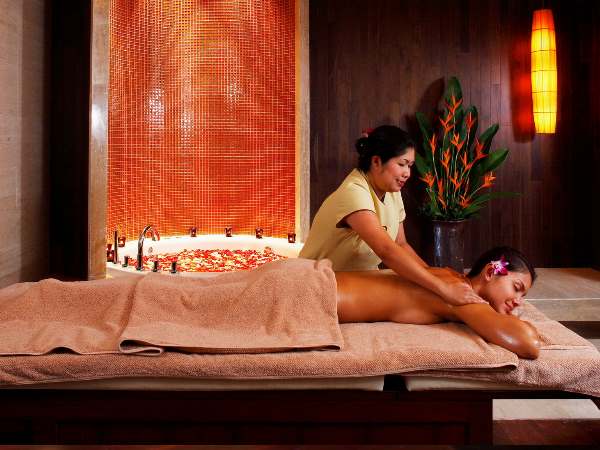स्पा में थाई महिलाओं की मांग
