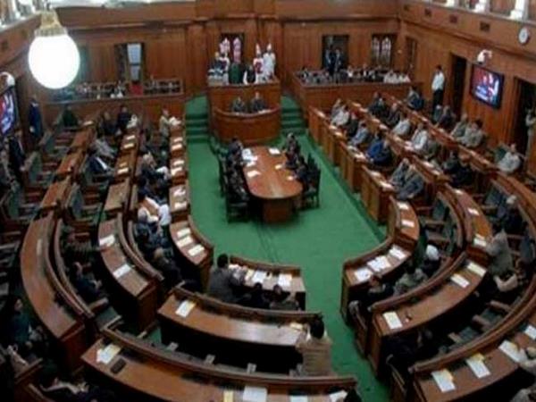 सीटों के आस पास घूमा बंदर सीटों के आस पास घूमा बंदर