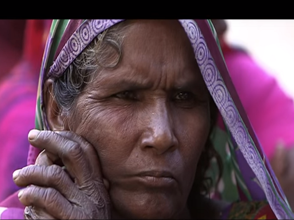 Video: आजादी गंदगी से: पति के पास मोबाइल खरीदने के पैसे हैं लेकिन शौचालय बनवाने के नहीं