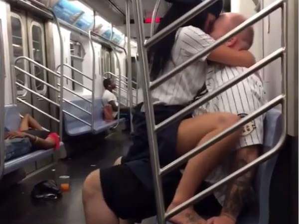 सामने की ही सीट पर सो रहा था एक शख्स