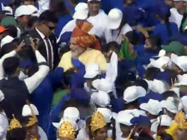 वो बच्चों संग बच्चे ही बन गए 