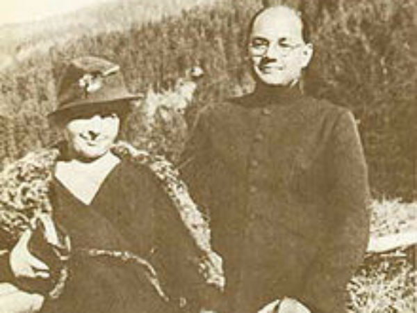 एमिली शेंकल से करवाई शादी