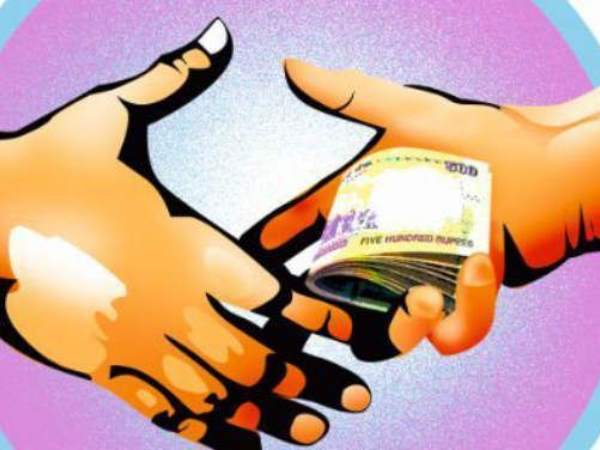 पत्‍नी ने दिए रिश्‍वत में एक लाख रुपए