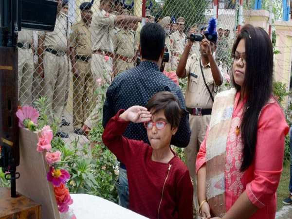 बेटी ने किया ध्वजारोहण