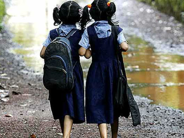 बेटियों स्कूल जाएंगी तो लड़कों से इश्क हो ही जाएगाा बेटियों स्कूल जाएंगी तो लड़कों से इश्क हो ही जाएगाा