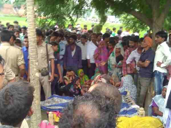 धारदार हथियार और ईंट-पत्थर से हुई हत्या