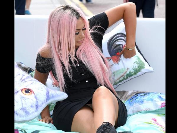 स्कर्ट से दिखे अन्त:वस्त्र