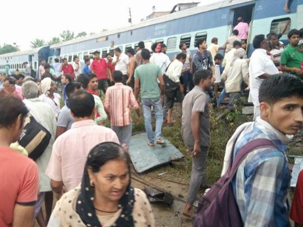 मेरठ-मुजफ्फरनर के लोकल मुसाफिर करते हैं सफर