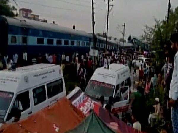 राहत में जुटे बचावकर्मी
