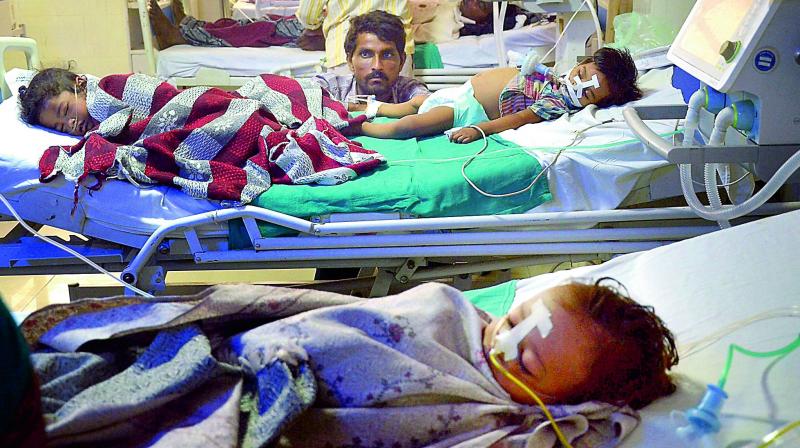 मजबूरन लोगों को बाहर से दवा खरीदनी पड़ रही