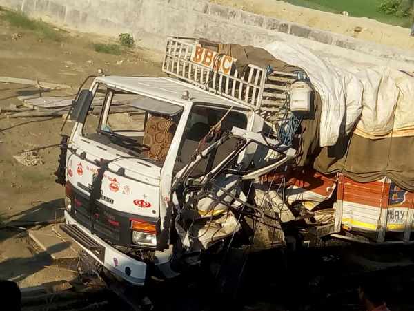 रेलवे क्रॉसिंग पार करने चक्कर में ट्रेन से टक्कर